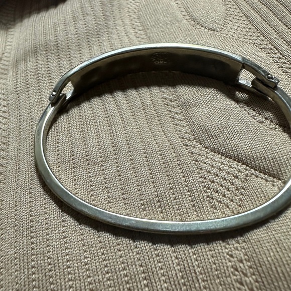 VINTAGE MEXICAN STERLING SILVER CRUSHED TURQUOISE OVAL HINGED BANGLE BRACELET - Picture 7 of 8